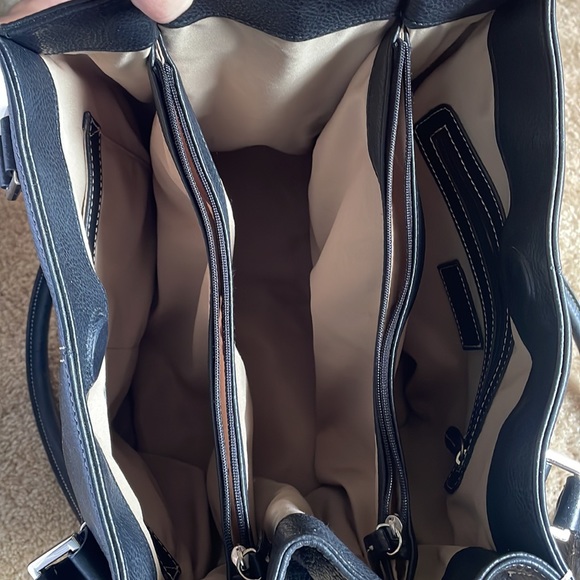 Tignanello Black Leather Shoulder Bag with Structured Design - Picture 2 of 2